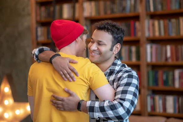 Двоє молодих красивих чоловіків обіймають один одного і посміхаються — стокове фото