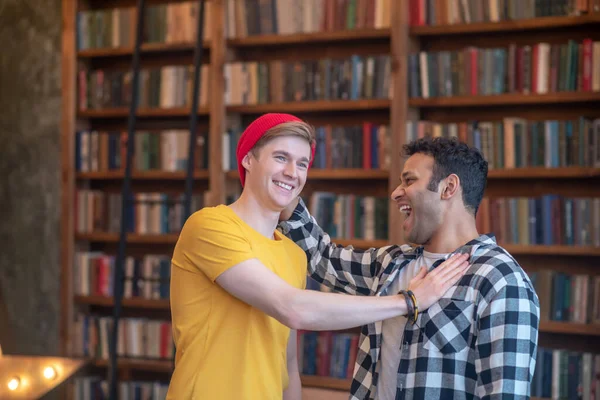 Dos amigos se conocieron y pasaron un gran día juntos —  Fotos de Stock