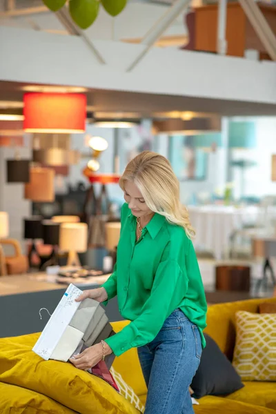 Mujer en jeans en el salón de muebles . — Foto de Stock