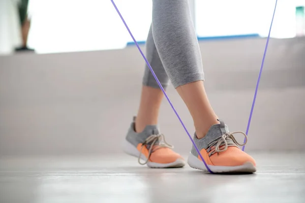 Female patient legs walking with jump rope — Stock Photo, Image