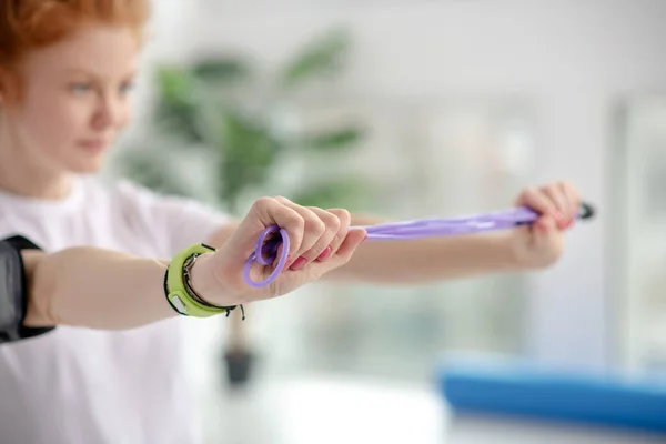 Patientin dehnt Springseil mit den Händen — Stockfoto