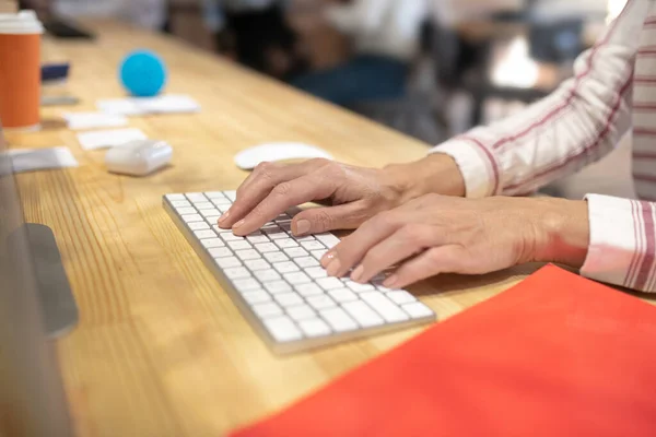 Kvinnliga händer skriva något på vitt tangentbord — Stockfoto