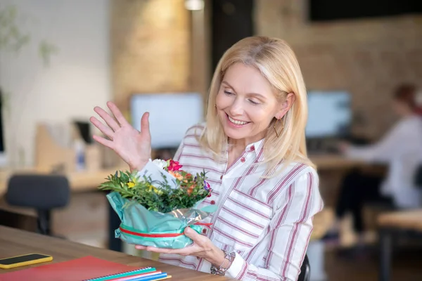 Ευτυχισμένη ξανθιά γυναίκα λαμβάνει μπουκέτο λουλούδια — Φωτογραφία Αρχείου