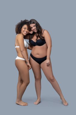 Çıplak ayakla poz veren iki genç kız arkadaş..