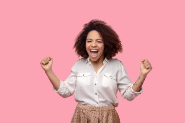 Enerjik neşeli kadın yumruklar arasında duruyor..