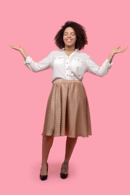 Gözleri kapalı gülümseyen genç bir kadın..