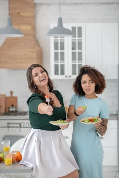 Duas jovens namoradas comendo salada de dieta . — Fotografia de Stock