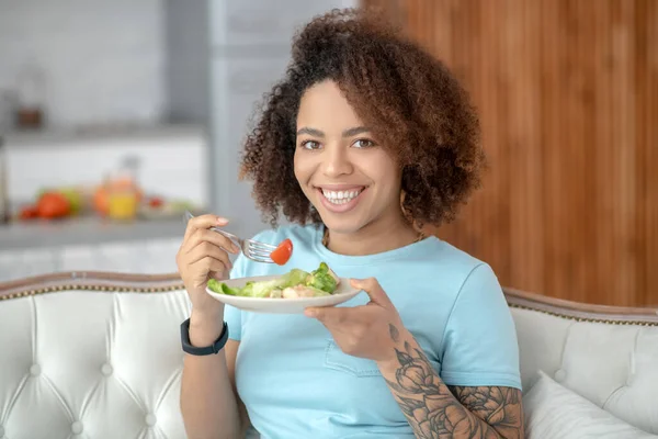 Красивая молодая женщина с тарелкой овощного салата . — стоковое фото