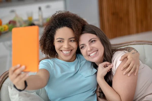 Zwei gut gelaunte junge Frauen beim Fototermin. — Stockfoto