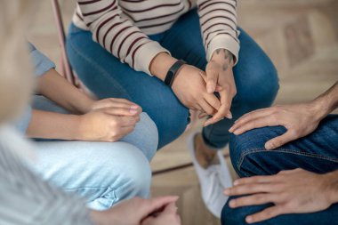 Bir grup insan birbirine yakın bir çemberde oturuyor.