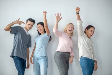 Bir grup insan kendilerini harika hissediyorlar.