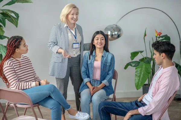 Grupo de jóvenes que tienen una sesión de terapia psicológica — Foto de Stock