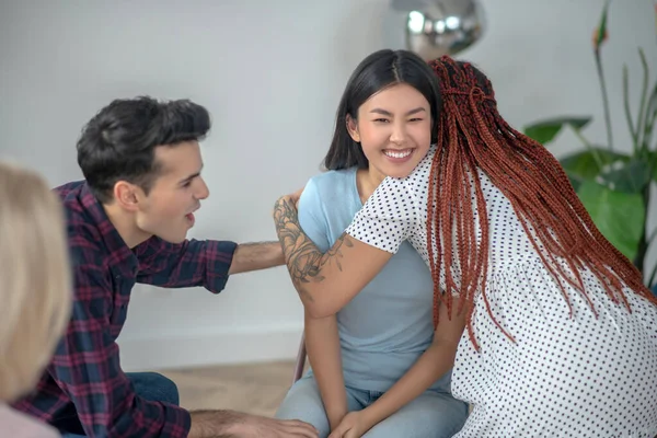 Chica de pelo largo con rastas abrazando a su amigo asiático — Foto de Stock