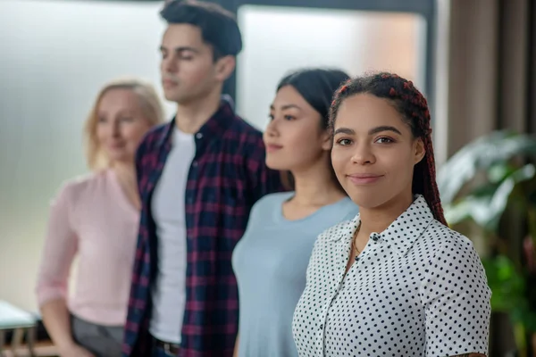 Grupo multiétnico de personas que parecen decididas y fuertes — Foto de Stock