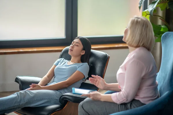 Blond medelålders psykiater pratar med sin kvinnliga patient — Stockfoto