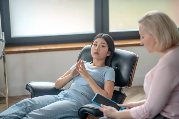 Giovane donna asiatica con una sessione di terapia e sentirsi stressati — Foto Stock