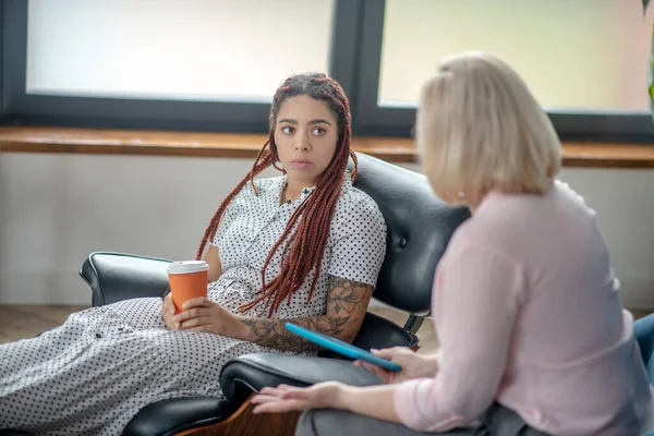 Mladá žena s dredy mluví s psychologem — Stock fotografie