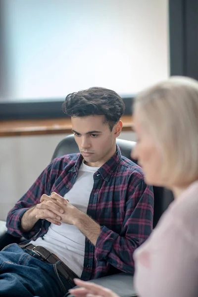 Jeune homme ayant une séance de thérapie et se sentant stressé — Photo