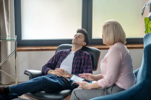 Psicologo biondo che fa terapia con un paziente — Foto Stock