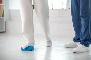 Özel egzersiz yapan hastaya yaklaşın.