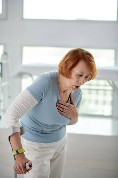 Δυστυχισμένη ηλικιωμένη γυναίκα που νιώθει πόνο στο στήθος. — Φωτογραφία Αρχείου