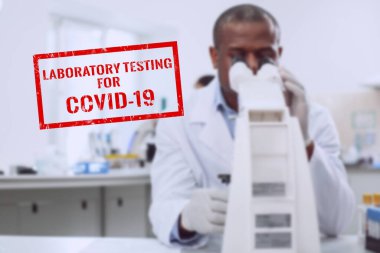 Tıbbi araçta çalışan ciddi bir araştırmacı.