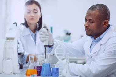 Laboratuvarda yeni bir aşı geliştiren kararlı bilim adamları