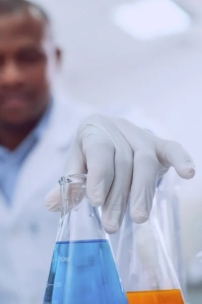 Selectieve focus van laboratoriumkolven met chemische vloeistof — Stockfoto