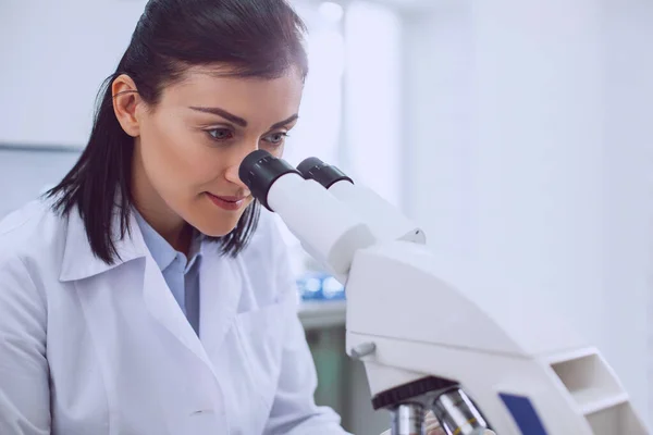 Alerte bióloga feminina que trabalha no laboratório moderno — Fotografia de Stock