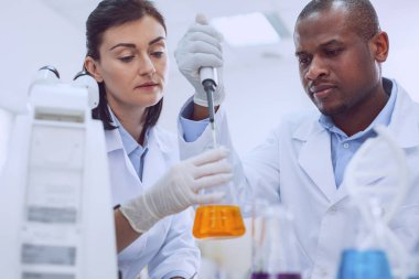 Covid-19 virüsüyle savaşmaya çalışan uzman bilim adamları.