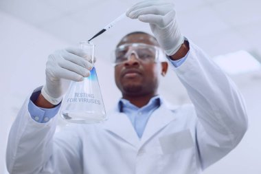 Laboratuvarda tüplerle çalışan kararlı bir biyolog.