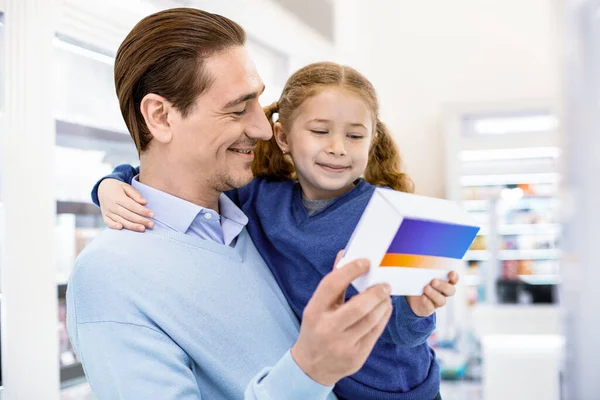 Agradable feliz hombre y chica compra de medicamentos — Foto de Stock