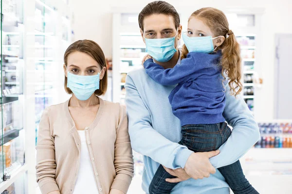 Allvarligt olycklig familj som lider av coronavirusepidemi — Stockfoto