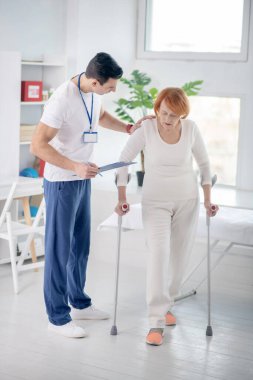Profesyonel genç rehabilitasyon koçu seans yapıyor.