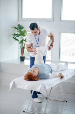 İyi görünümlü profesyonel terapist işine odaklanmış.