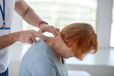 İyi bir kıdemli hasta başını öne eğiyor.