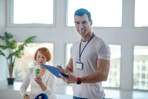 Piacere positivo medico maschio sorridente a voi — Foto Stock