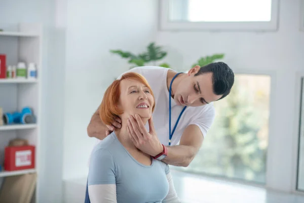 Mujer anciana positiva disfrutando del procedimiento de masaje — Foto de Stock