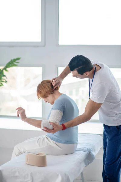 Profesionální mužský terapeut dělá masáž pro svého pacienta — Stock fotografie