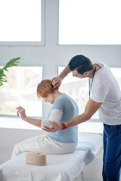 Profi férfi terapeuta masszírozza a betegét — Stock Fotó