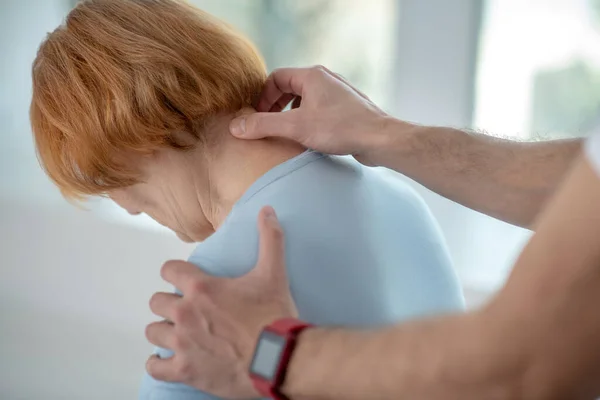 Acercamiento de un cuello femenino durante la terapia —  Fotos de Stock