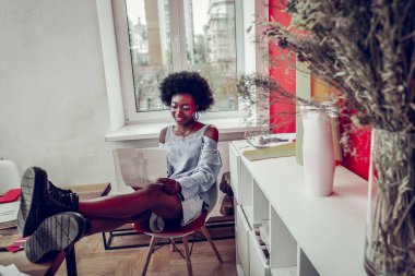 Memnun esmer ressam sunum için çizim yapıyor.