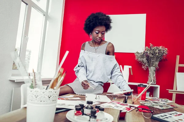 Серьезная темнокожая девушка готовит презентацию своего проекта — стоковое фото