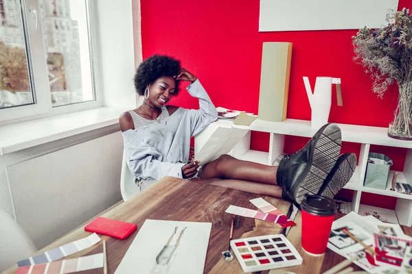 Positivo felice persona femminile internazionale avendo pausa — Foto Stock