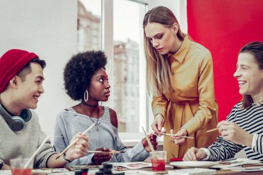 Mutlu adamlar ders sırasında komik şakalara gülerler.