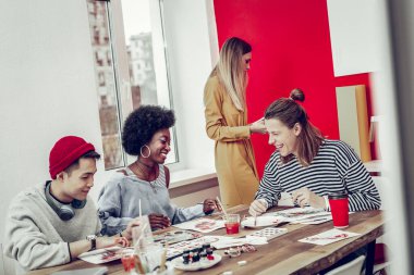 Neşeli esmer erkek kişi şakaya gülüyor