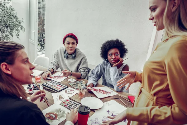 Menina afro-americana atenta ouvir seu tutor — Fotografia de Stock