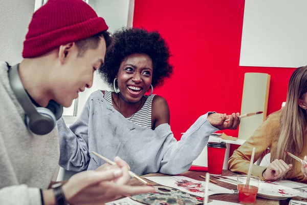 Positiv entzücktes afroamerikanisches Mädchen spricht mit ihren Freunden — Stockfoto