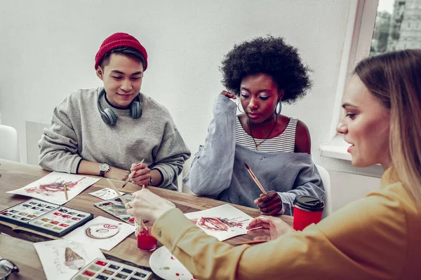 Profiel van opgetogen tutor dat wasborstel — Stockfoto