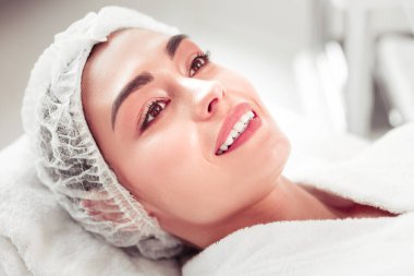 Güzellik gösterisinden önce gülümseyen güzel kadın